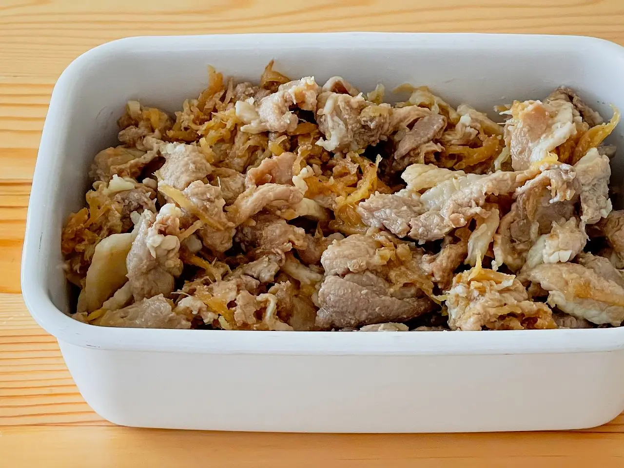 ごぼうと豚小間肉のしぐれ煮。醤油とみりんで甘辛く煮たごはんによく合う一品