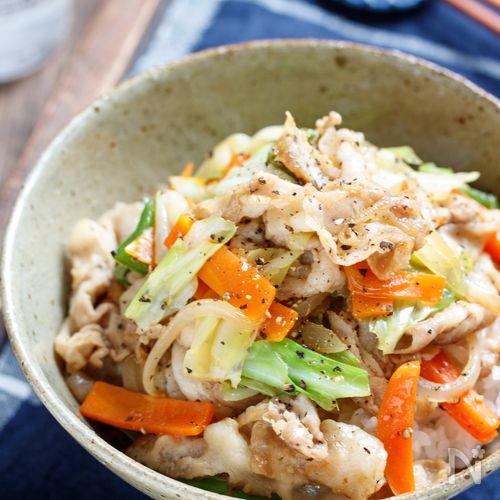 ᴘʀ𓌉◯𓇋 ・ ・美酢 を使ってアレンジメニュー!!! と、いっても超簡単な焼肉美酢丼!!! ・ ・ お肉と好きな野菜を焼肉のタレで炒めて、仕上げに美酢をかる〜く一回し!!!マイルドになって、お酢が苦手な人でもイケそうな気がする𓎪 ・ ・ 美酢って、美容にも良いし