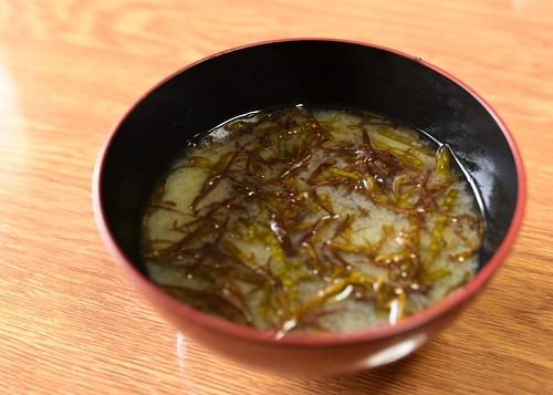 最近海藻あんまり食べてなかったからわかめモリモリのおみそ汁！,葉つきのかぶも買ってきたのでおにぎりの具に！ささっと炒めてシャッキシャキにするのがおいしいよね🤤,独特のえぐみはかつおぶしとおまじないの砂糖ひとつまみでかなり軽減されてます✨, ※娘氏にはひと口でごめんなさいされました＼ ^o^,おみそ汁と合わせるので塩は控えめです◎,材料 ,わかたまみそ汁 , 2人分,