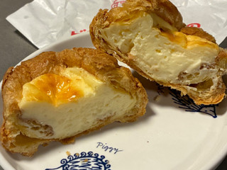 ビアードパパ「焼きチーズケーキシュー」濃厚チーズケーキをシュー生地にイン！新感覚スイーツが復刻 - ファッションプレス