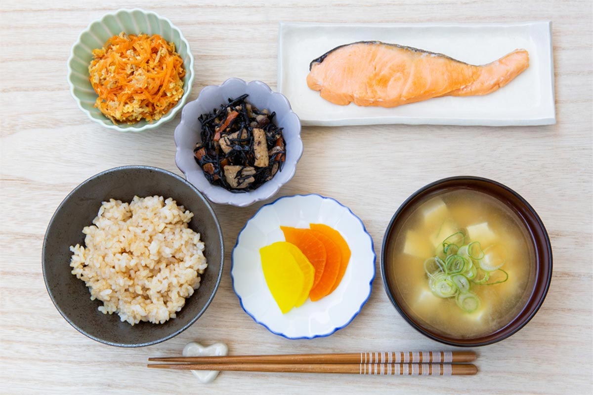 和食の並べ方の基本マナーや理由をフードコーディネーターが解説