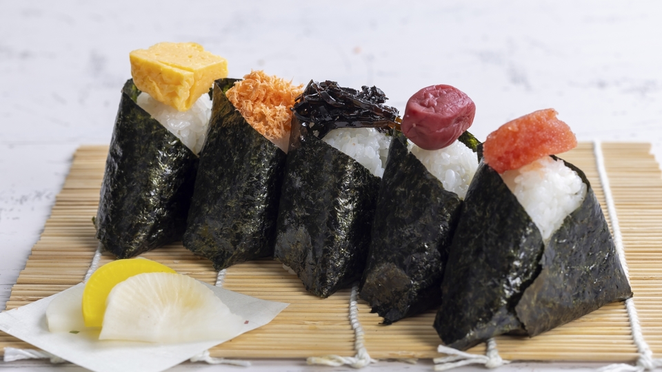 たったコレだけ！ おにぎりの具を真ん中にするコツ🍙 ＼ みなさんはおにぎりを食べたときに、 具が片寄って入っていてガッカリすることはありませんか？そこで今回は、おにぎりの具を真ん中にする方法をご紹介します✨ ①ラップの上にご飯を横長に広げてのせる ②半分に