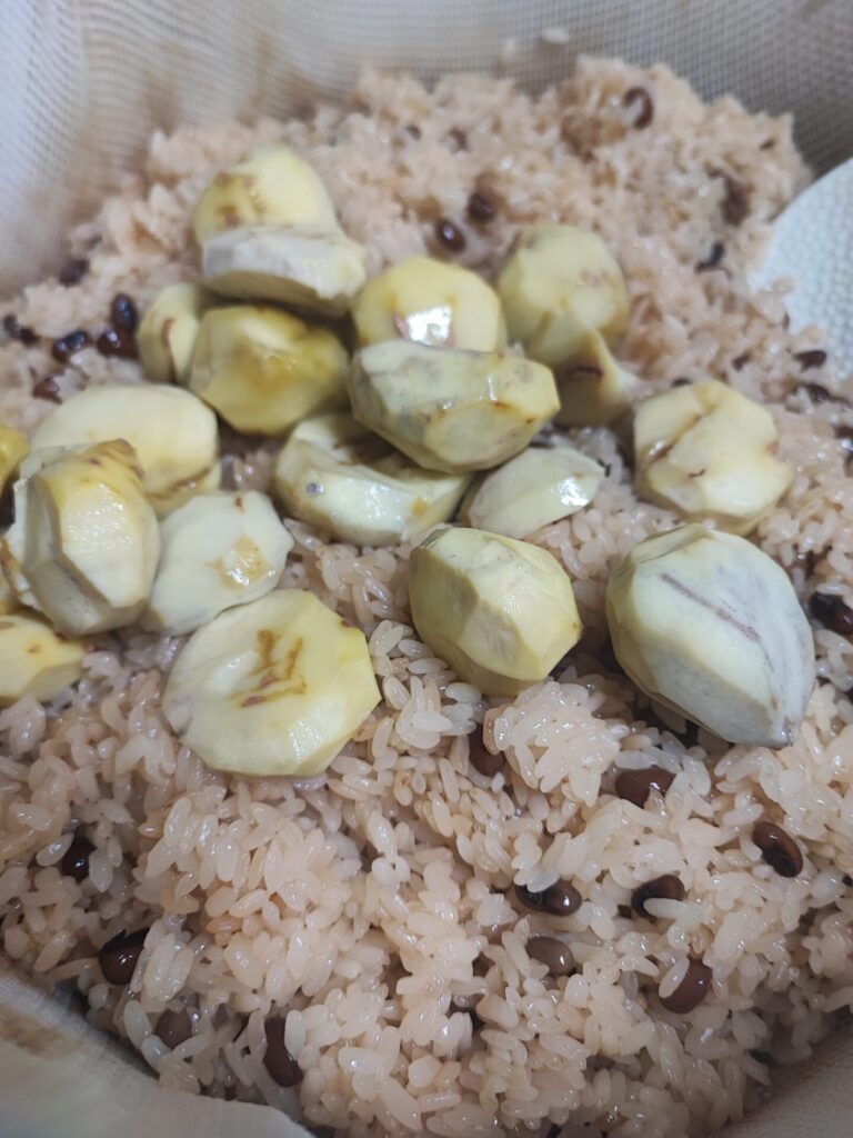 栗の季節到来！ 道の駅できれいな栗をみかけたので栗赤飯作りました。 お赤飯の素を使って炊飯器で簡単に作ります。 国内産の小豆と黒米が入ったお赤飯の素1袋にもち米2合が目安です。作りやすい量なので、我が家では食べたくなったらよく作ります。 白米でももちろん