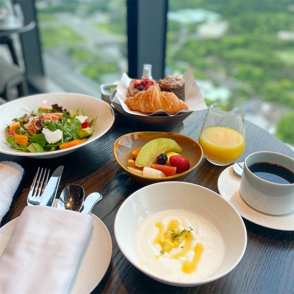 Mina's Fish Houseコオリナのラグジュアリーホテル✨ フォーシーズンズにあるシーフードレストラン🐟ビーチ目の前で最高なロケーションです！ おすすめは午後3時〜午後5時に行われているハッピーアワー！ ラグジュアリーな雰囲気を手軽に楽しめますよ😍Fish & Chips