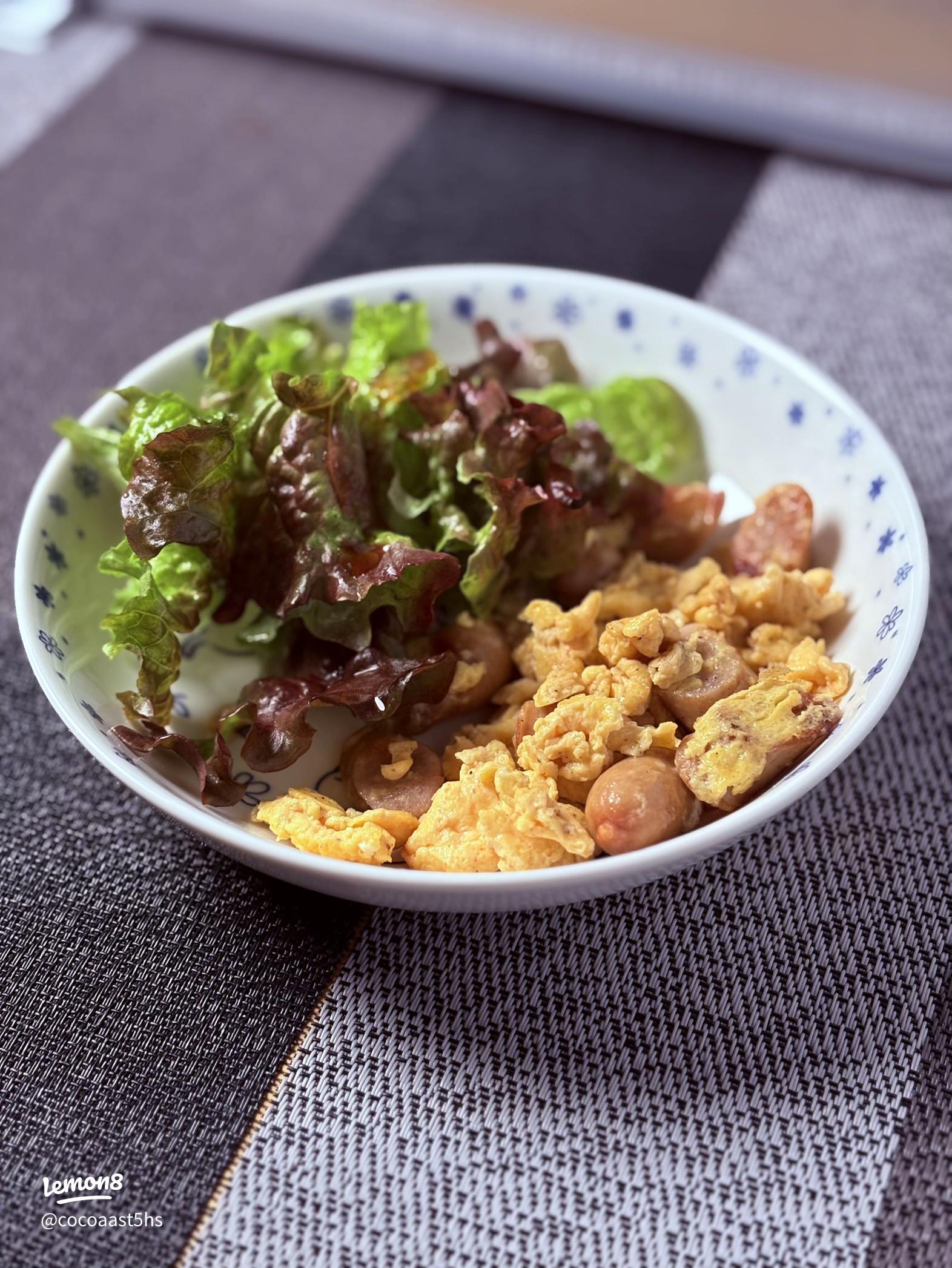 絹さやウインナー卵。 お子ちゃまのおかずのようでいて、なぜか酒飲みが好むおつまみでもあります。絹さやウインナー炒め今日は餃子出てます。カシラ味噌焼き、せせりと新玉ねぎの南蛮漬け、ちくわの磯辺揚げ、ヒラスのカマ焼き、ハムカツ、焼きうるめいわし、エイヒレ