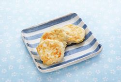 10ヶ月のお子様向け﻿ ﻿ コナレシピ﻿離乳食おやきおやきレシピ ﻿ .﻿ ✏︎材料﻿ ・軟飯 80g﻿ ・小麦粉 小さじ1﻿・適当な具材 今回はかつおぶし、青のり ﻿ .﻿ 前に軟飯だけでおやきにしたけど﻿ すぐバラバラになって持ちにくそうやし﻿バラバラにならんようにしっかり