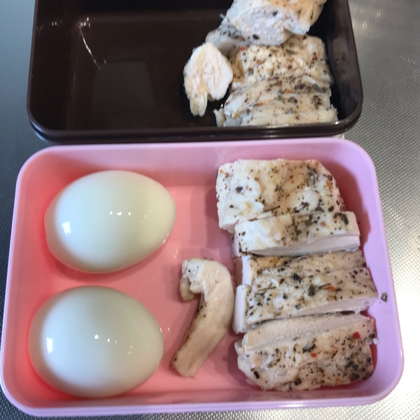 ダイエット・ボディメイク用の自炊のお弁当 めかぶ、ゆで卵、きゅうり、キムチ、サラダチキン 、いんげん 福岡のパーソナルジム・ピラティスブログ「ダイエットは明日から」