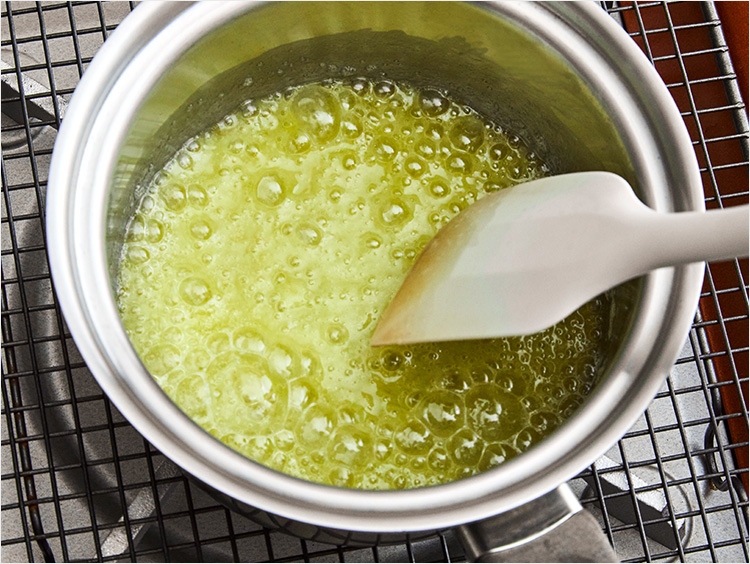 プロ直伝 カリッ＆しっとり「フィナンシェ」人気レシピ。専用の型なしでも簡単に焼けます！三越伊勢丹の食メディアFOODIE フーディー