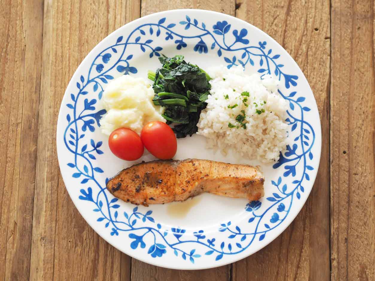 ワンプレート ダイエット夜ご飯 10 21 今日は自家製塩麹の焼き鮭❣️ あとは、昨日作っておいた作り置きおかずを のっけただけー！やっぱり作り置きおかずあると、楽ちんだ✨ 今日も1日おつかれさまでしたぁ🥰ダイエットダイエット記録食べて痩せる食べて痩せる