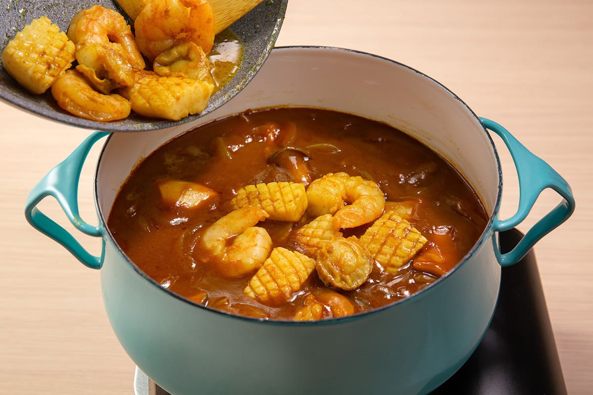 シーフードカレー」 食欲を刺激するスパイシーな香り🥰 魚介の旨味が溶け込んだ絶品シーフードカレー✨ ---------------- 📝レシピ---------------- ＜材料 4人分 ＞ ・ご飯 4人分 ・市販のカレールウ 1 2箱 ・シーフードミックス 冷凍約100g・あさりの水煮缶 1缶