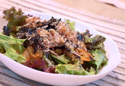 お家で簡単！ごまドレサラダ, ＜材料＞4人前, サニーレタス1 2玉, にんにく1 2かけ, 炒りごま大さじ2, a醤油・酢・ごま油大さじ1と1 2,aきび砂糖大さじ1, ＜作り方＞, 1.サニーレタスは食べやすい大きさにちぎって水気をしっかりきる,2.すり鉢でにんにく、炒りごまをすり潰し、aを加えてよく混ぜる, 3.ボウルでサニーレタスと②のドレッシングを空気を含むようによく混ぜ合わせる,