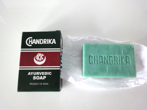 ⭐︎ シンガポールのムスタファセンターで購入した チャンドリカの石鹸です。 ハーブエキスと植物性オイルから作られた インドの石鹸です。動物性脂肪は使用していないようです。 紙の袋に入っていました。 香りはしっかりしたハーブの香りです。 すっきりとした香りです