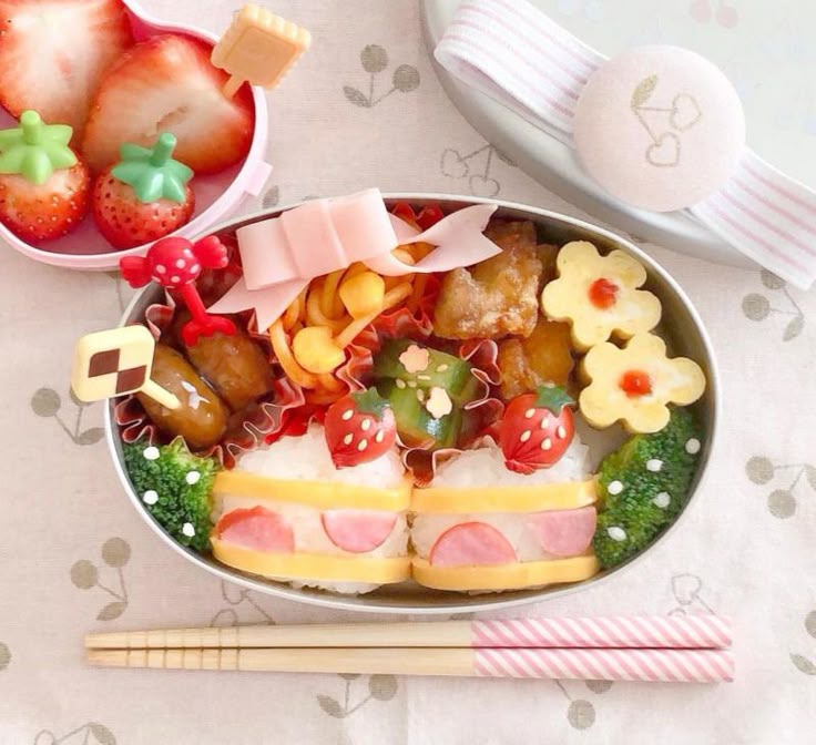 女子高生のお弁当記録😋🍴🍱♬* 2024 02 02誕生日弁当 🎂 昨日は長女の誕生日🎂 娘の好きなシリアルパンケーキにしたよ𓌉🥞𓇋 ‎ 💕- ̗̀ 𝙷𝙰𝙿𝙿𝚈 𝙱𝙸𝚁𝚃𝙷𝙳𝙰𝚈 ̖́-💕 早く学校に行くとかで外が暗くて写真が暗い>< 去年の誕生日弁当も置いとき