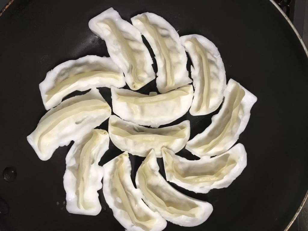 冷凍餃子の焼き方です。 少しだけ普通の餃子よりお時間かかりますよ