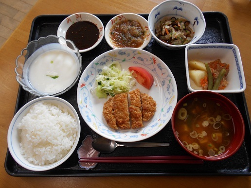献立◎豚こま一口トンカツ ◎きのこと麩の味噌汁 ◎ごぼうサラダ◎ほうれん草とコーンとツナのサラダ ◎パイナップル🍍先日の晩ごはんです。コスパの良い豚こまを丸めて 味噌カツにしました🐖✨ 一口サイズに