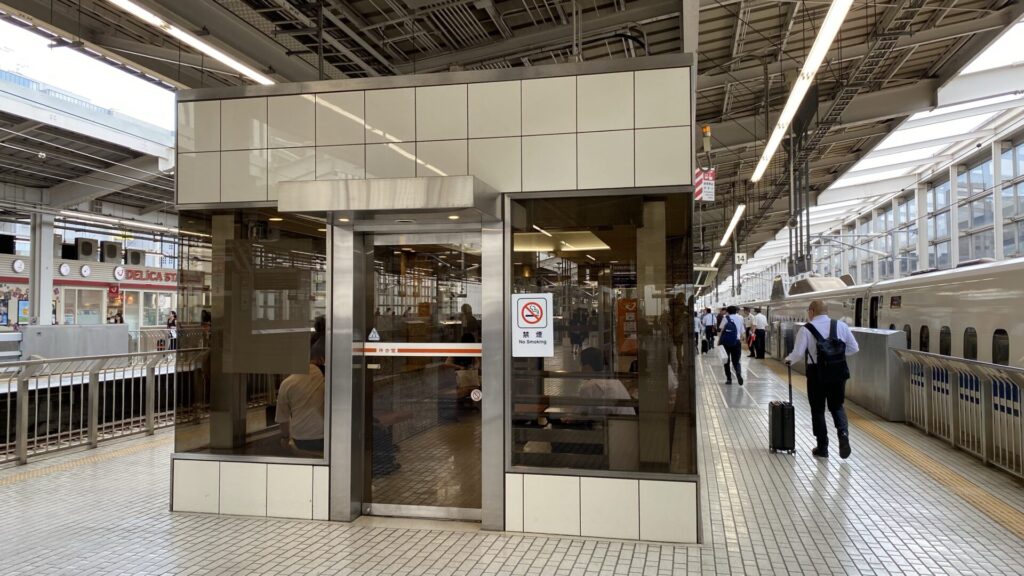 新幹線ビール🍺のベストおともを 探し続けてる人生なのですが 結局この手作りカツサンドが最強な気がする 京都駅ホームで買えるやつです