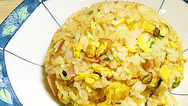 材料, ・溶き卵一個分, ・白米220g, ・好きな具材適量, ・中華だし小さじ1, ・醤油少々,ポイントはとにかくフライパンの温度を下げないこと。, ※フライパンの種類やメーカーにより、加熱温度が決められていると思うので、確認してください。,炊き立てご飯は水分が多く、冷めた白米はフライパンの温度が下がるため、冷めた白米をレンジで温めてから使用します。,