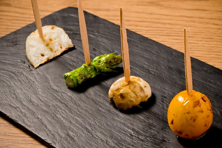 中目黒いぐち 恵比寿のはずれにある焼き鳥。 ピンチョススタイルでいろんな串が出てくるのがちょっと変わってる。恵比寿グルメ中目黒グルメ中目黒いぐち焼き鳥大人の焼き鳥食べログ3点5以上ピンチョススタイル美食ラボ俺のリアル飯ルーティン店を探す旅