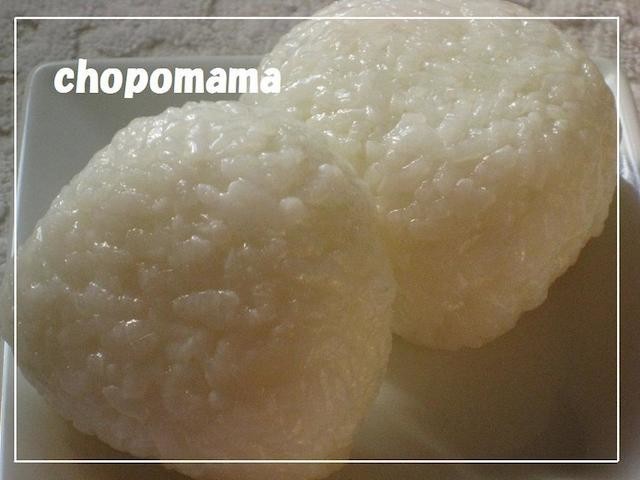 冷めても美味しいおにぎり。』 多分、我が家で1番人気なのが 塩むすび 新米で作るならなおさら。 おにぎりを作る時は ごはん1合に対して オイル小さじ1と塩ふたつまみ程度を混ぜてから。 こうすると冷めても美味しいおにぎりになるから おべんとうにもいいんです。 好きな