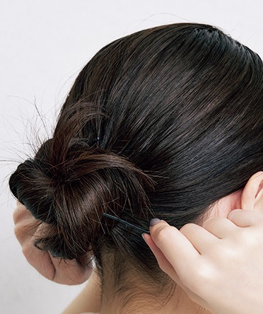 ヘアクリップ レディース 女性用 簡単ヘアアレンジ まとめ髪 ポニーテール お団子ヘア スズラン 花 フラワーモチーフ 後れ毛 ホールド 韓国風 上品かわいい x3シュシュ 超簡単シュシュで超可愛いヘアアレンジ6選♡忙しい朝にもピッタリ♪