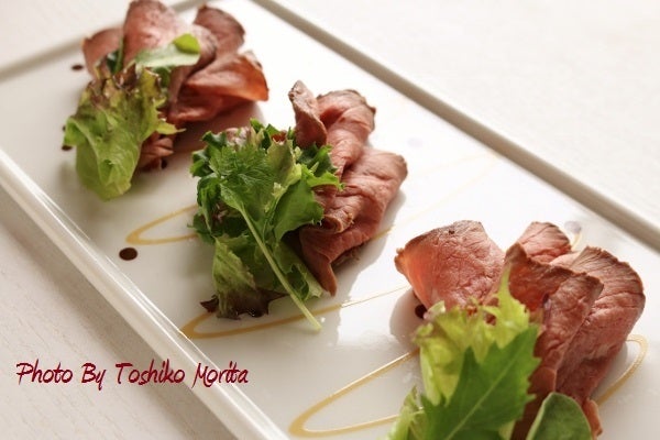 盛り付けでおしゃれに！ローストビーフを美味しく見せる極意とは食・料理オリーブオイルをひとまわし