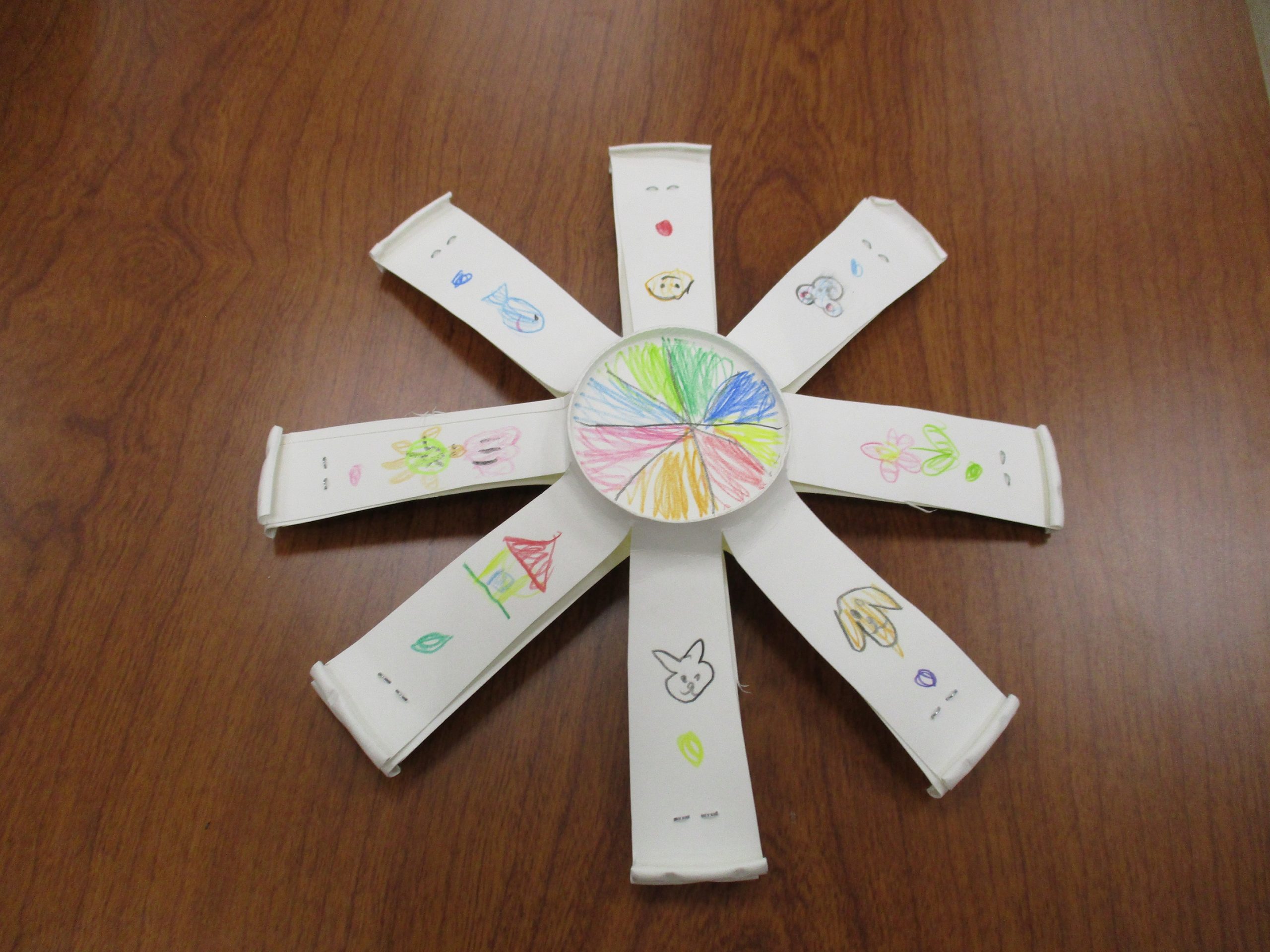 動画 紙コップフリスビーを飛ばして遊ぼう！保育士の転職・採用は 保育士バンク！