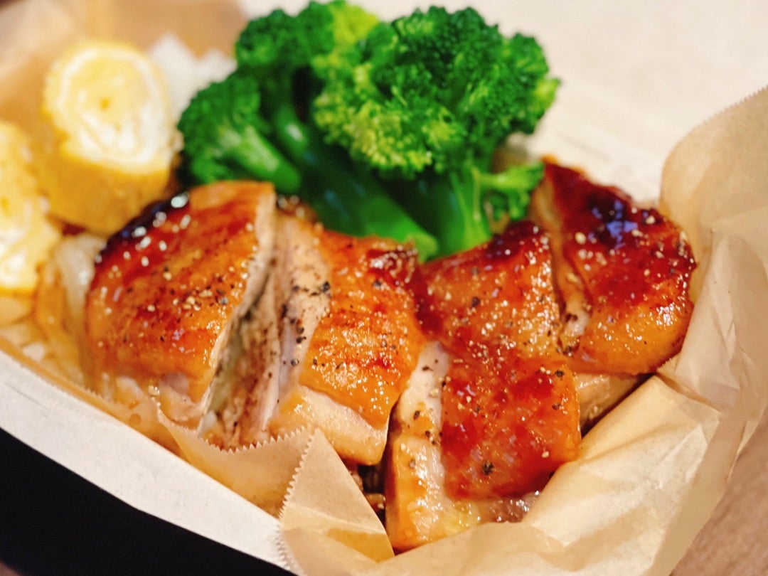 おはようございます☀️ 本日のお弁当です🍱チキンステーキ弁当ローストポーク丼