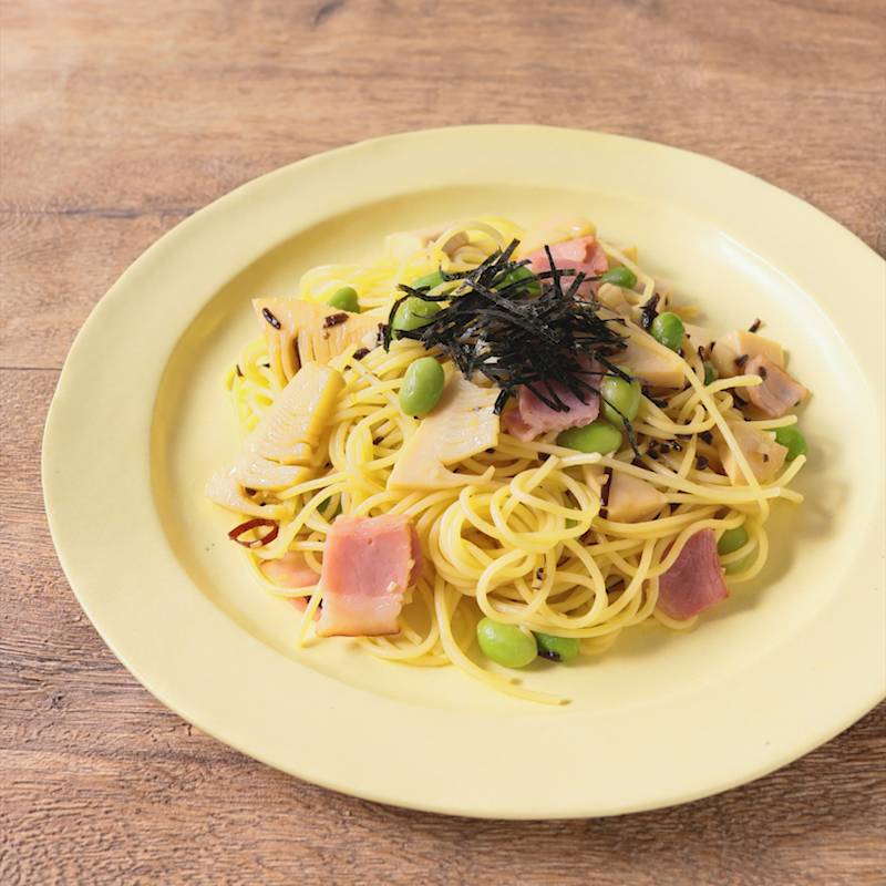 @nuuii_77 👈他の投稿はこちら💟, ペペロンチーノ×卵×クリームチーズで, 悪魔的な美味しさのワンパンパスタ🍝, ＜材料＞,・パスタ 100g, ・ベーコン 40g, ・ニンニク 1片, ・鷹の爪 1本, ・クリームチーズ 2個 常温に戻しておく , ・卵 1個,◎水 400ml, ◎めんつゆ 2倍濃縮大さじ2, ◎塩 小さじ1, ・ブラックペッパー、チーズ 仕上げ用,