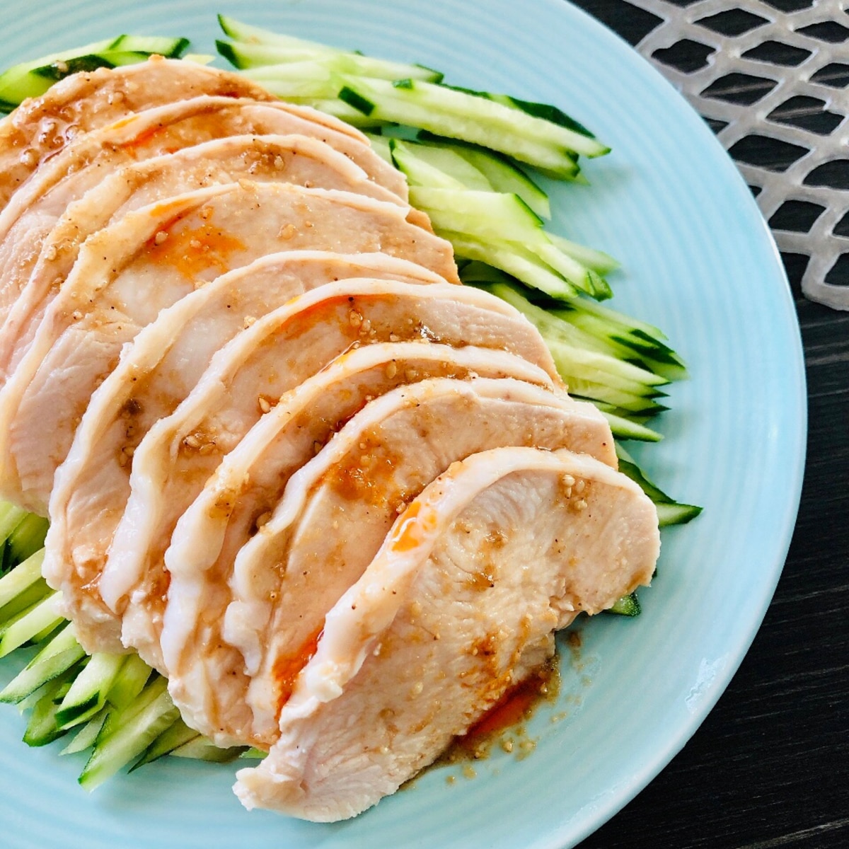 鶏肉をしっとり茹でるコツは、温度です！ 低温でゆっくり加熱してくださいね . お鍋で作る場合は、沸騰したら鶏肉 を入れ、すぐに火を止めて蓋をし、そのまま約30分おいて余熱で中まで火を通したら、しっとりとしたゆで鶏になりますよ . ネギソースをかけたり、サラダ和え