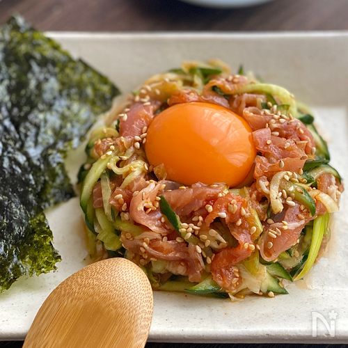 10分で完成するおしゃれおつまみ🍷 生ハム×クリームチーズ×野菜をピックで刺すだけで 手軽に華やかなピンチョスが完成✨家飲みはもちろん、急な来客やおもてなしにも✨ ぜひ、試してみてくださいね😊 ▽商品情報はこちら 「しっとりまろやか生ハムロース」https:bit