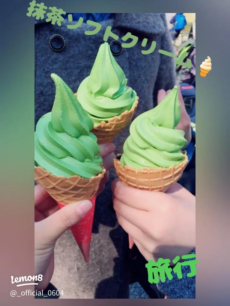 ༶ 抹茶粉かけ宇治抹茶ソフトクリーム １時間で４０ｇしか挽きあがらないきわだつ香りの石臼挽きなど こだわりぬいた上質宇治抹茶をふんだんに使用した 宇治 抹茶ソフトクリームに さらに抹茶粉をたっぷりかけました。 12 22まで阪神百貨店 梅田本店催事場にて 「宇治抹茶