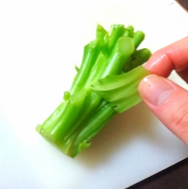 ブロッコリーの茎の皮を「ヌバァっ！」とすると ムダなくはがれて気持ちイイ！ ブロッコリー農家さんのココだけの話 6kufura クフラ 小学館公式