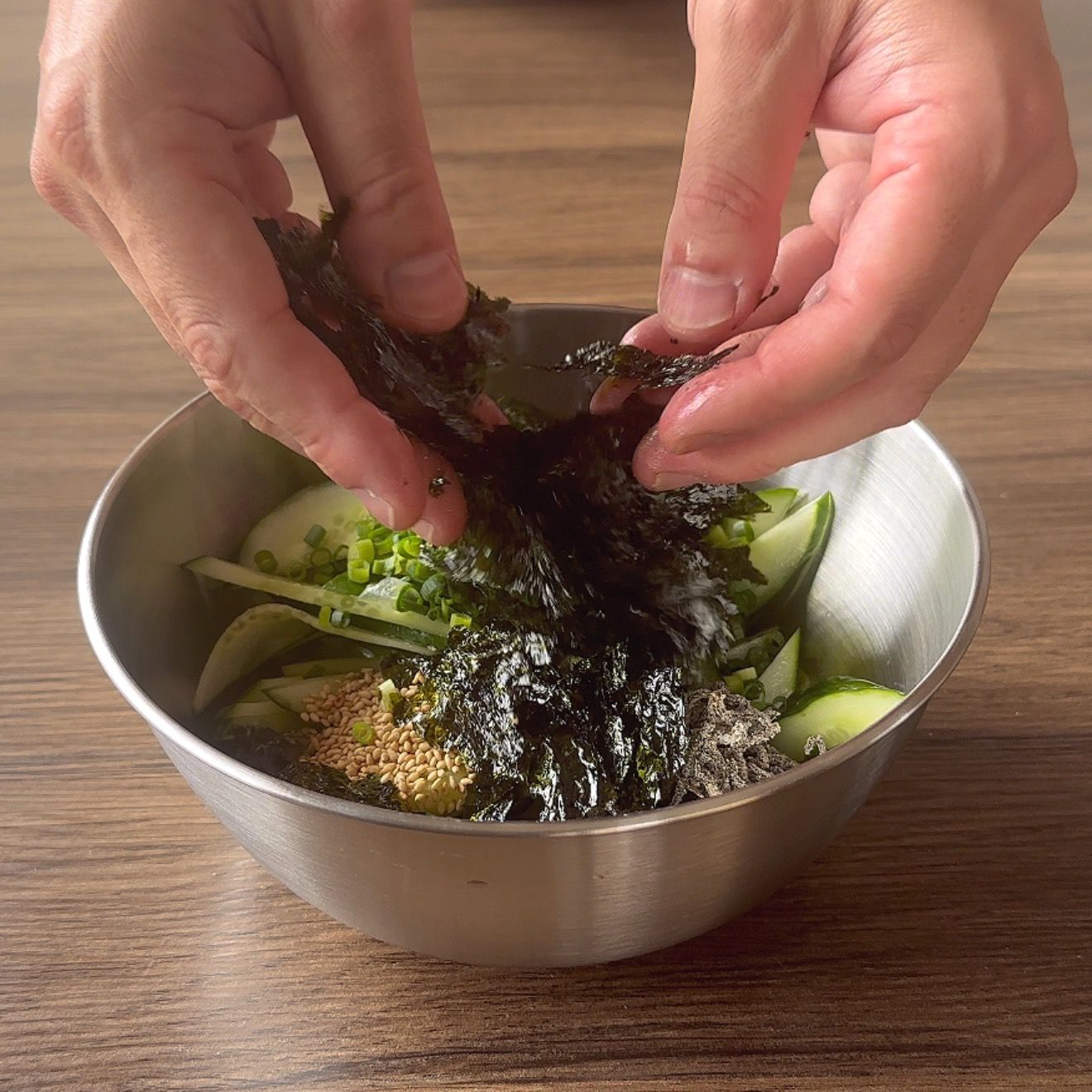 10分で作る！韓国海苔の香りが引き立つきゅうりとわかめのナムル