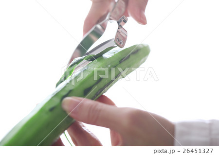 きゅうりの皮を一瞬で剥くプロの包丁技術 How to peel a cucumber