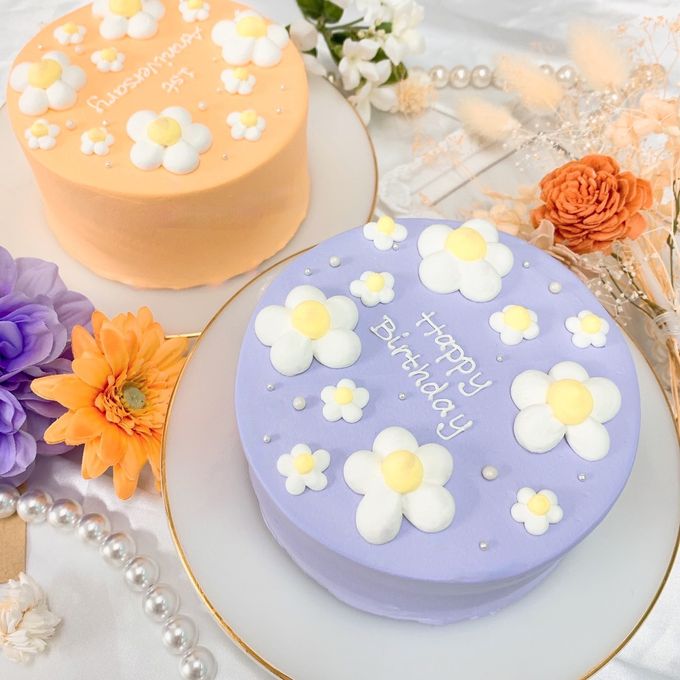 こんにちは ハピネスです♡ 先日注文のアニバーサリーケーキのご紹介です♡ シンプルなメッセージのセンイルケーキに まわりにリボンをつけたかわいいケーキのご注文でした！白いクリームに水色の文字とリボンが映えますね🩵センイルケーキハッピーバースデー