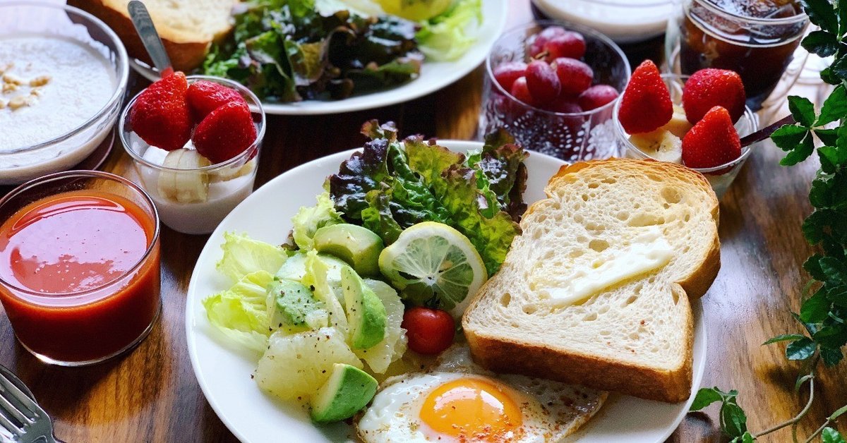 しらすトースト〜♡ 友だちや石田ゆり子さんのインスタにも登場していたのでたまらずやってみました！ チーズとオリーブオイルたっぷり♡パンもたまたま冷凍してあったオリーブのチャパタです！ 実はこの前におにぎり一個平らげてる私しらすトーストまるましらすや