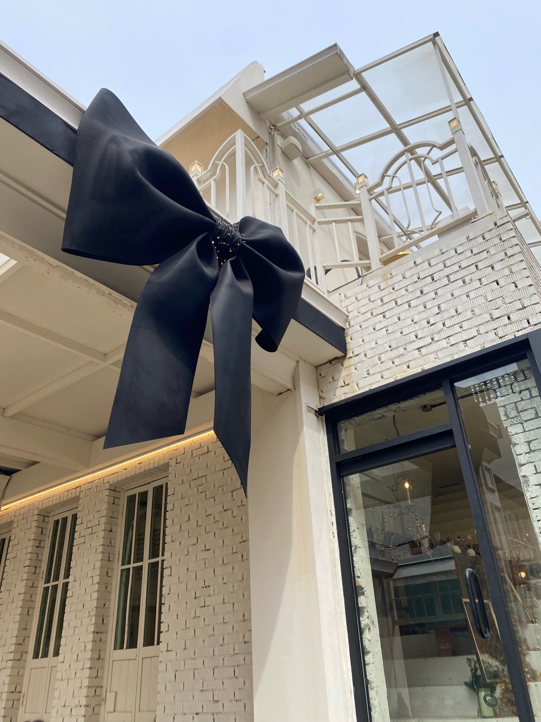 𝑺𝑯𝑰𝑯𝑶 🌹韓国カフェ 💐🍰🤍 .@panier.de.m.mooni 狎鴎亭ロデオにある素敵なカフェ🍰 このリボンパン食べたかったの〜🎀！ . お花のパンは真ん中がマンゴーのソースだったよ🥭 店内もめちゃくちゃ可愛くて素敵💐🤍 🎀Instagram