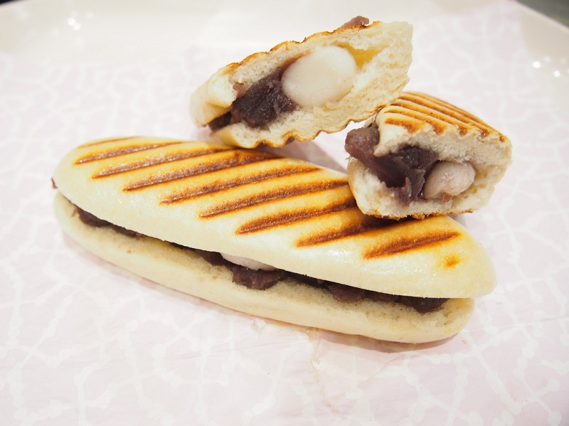 Panino パニーノ』 こちら言わばパニーニのことを指すのですが、明確な違いとしては単数形か複数形かの違いって感じですね。我らがオーナー、Tommy トミー氏 がイスキア修行時代 よく作っていたと言うパニーノ。 ピッツェリアで提供しているピッツァと同じピッツァ生地を