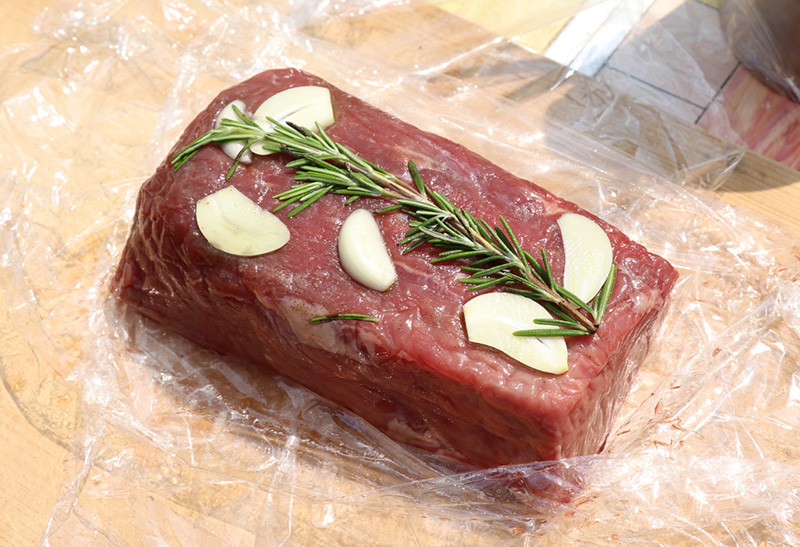 キャンプ 焚き火でローストビーフ ダッチオーブンを使った肉料理の作り方