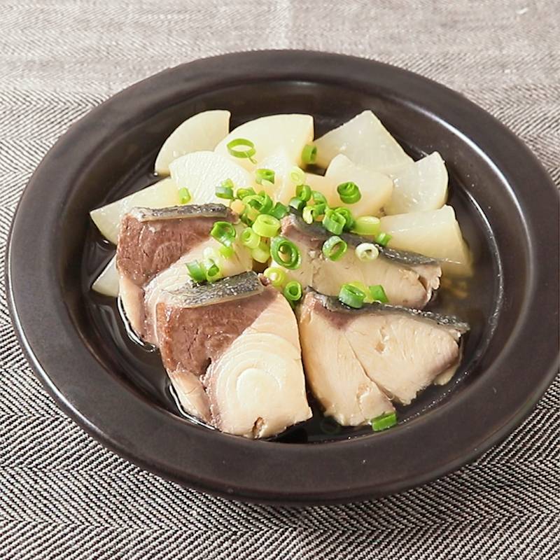 Recipe『ぶり大根。』 また、大根を煮ています。 アラで作るのはちょっと大変な気がするし 煮込むとぶりがパサつきがちだし。そんな悩みを解決する切り身で作るぶり大根。 でも。飴色の大根が主役になっちゃいます。Recipeぶり大根