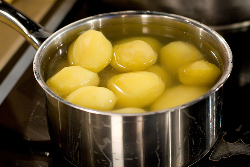 じゃがいもの茹で方と茹で時間ほくほくに仕上げる＆煮崩れさせないコツも - くふう トクバイニュース