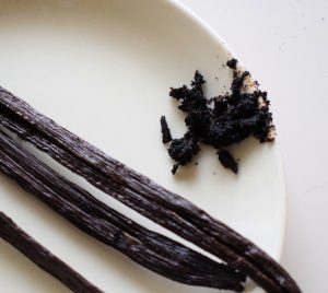 バニラエッセンス・オイル・ビーンズなど、バニラ香料の違いをプリンで検証