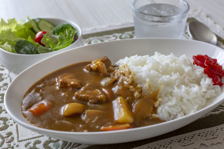 ワケありの盛り付け：楊枝1本で生クリームがおしゃれに 「カレーハウス すぷーん」 - 日本食糧新聞・電子版