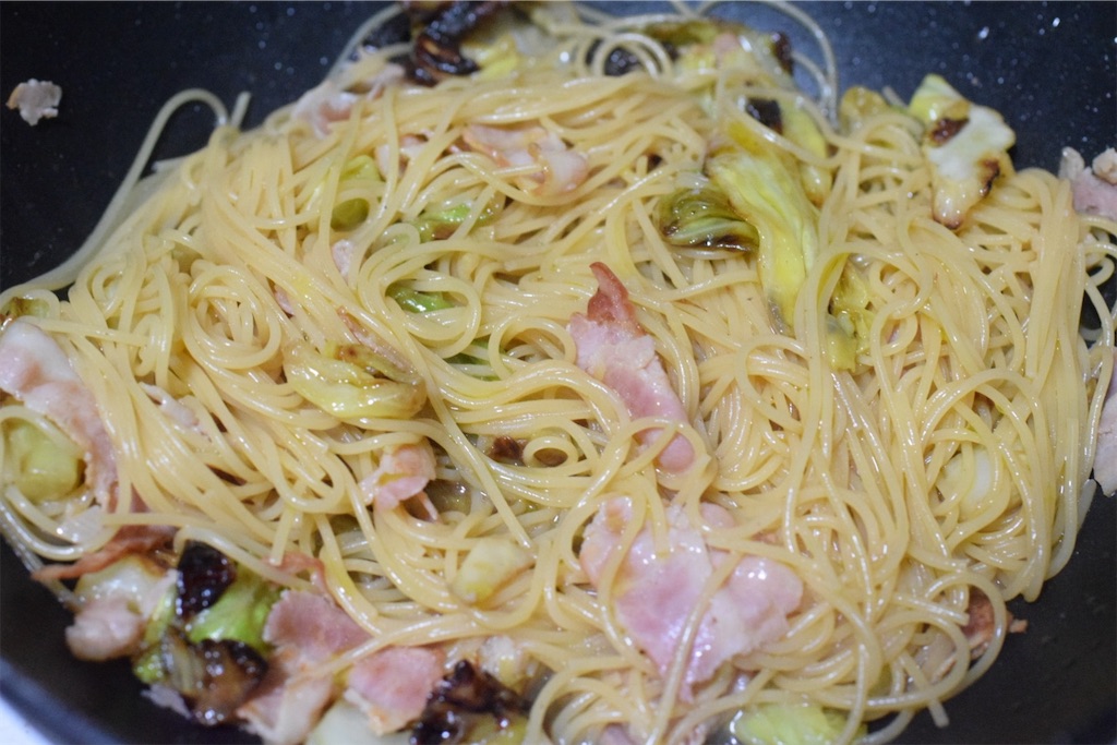 アンチョビとベーコンのトマトパスタ