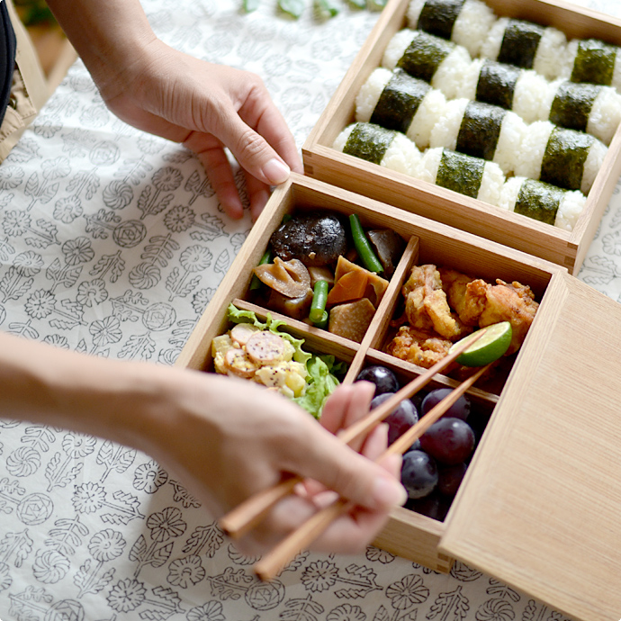 重箱 仕切り 20cm 6.5寸重箱用 十字 黒渕銀日本製 モダン お重 おせち 弁当 箱: モダン漆器atakaya - 通販 -Yahoo!ショッピング