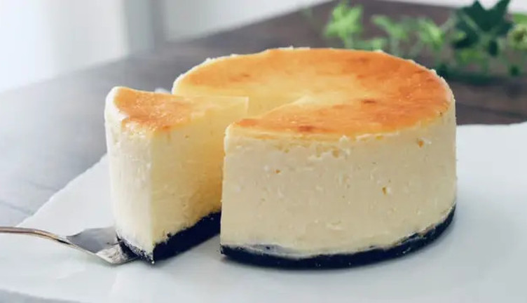 生クリームなし簡単で美味しい。水切りヨーグルト混ぜて作るこの「チーズケーキ」、口溶けが良くてほどよくさっぱりで夏のおやつに喜ばれます。お好みで蜂蜜やベリーソースかけるのもおすすめ。,①ザルにキッチンペーパーを敷き、無糖プレーンヨーグルト300g入れ冷蔵庫に3時間おき水気を切る。,②クリームチーズ200gを練り、砂糖90g、練乳大3、卵2個、レモン汁小2、①のヨーグルト、ふるった薄力粉大1、バニ