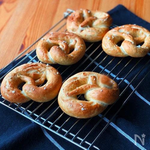 プレッツェル作ってみました🥨,実は初めて。笑 , 作り方公開は少し先になりそうです🙏, ., 味、見た目、作り方に感動しました。,これは結構いろんなパンに使えそう。, ., 作り方動画は▶︎YouTube🎥, 『大野 おうちパン教室』検索🔎,@yurina.oonoのリンクから