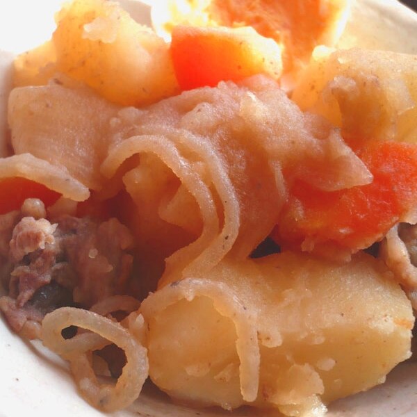 今日の彼氏のお弁当 🍱💕 . ネギ入り玉子焼き 肉じゃが ほうれん草の胡麻和え 春巻き . いつかのお弁当シリーズ💚 gm🌧️暑くてジメジメ梅雨はよ終わってー🫠☔️ .cooking料理手料理彼氏弁当千穂弁当千穂飯弁当お弁当手作り弁当彼弁BENTOお弁当