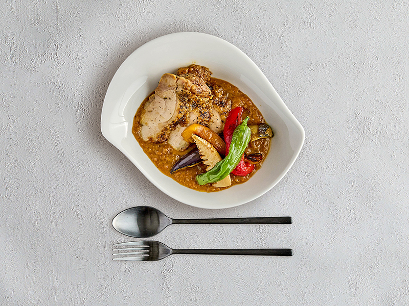 人気メニューの中で シェフおすすめの3選のご紹介 1.ハンバーグ ポルチーニソース 2.ハーブチキンカレーとチャツネのアクセント3.チキンと野菜のパエリア ぜひご賞味ください。 --------------------------- 『DELIPICKSサブスクリプション』とは本格フレンチシェフが