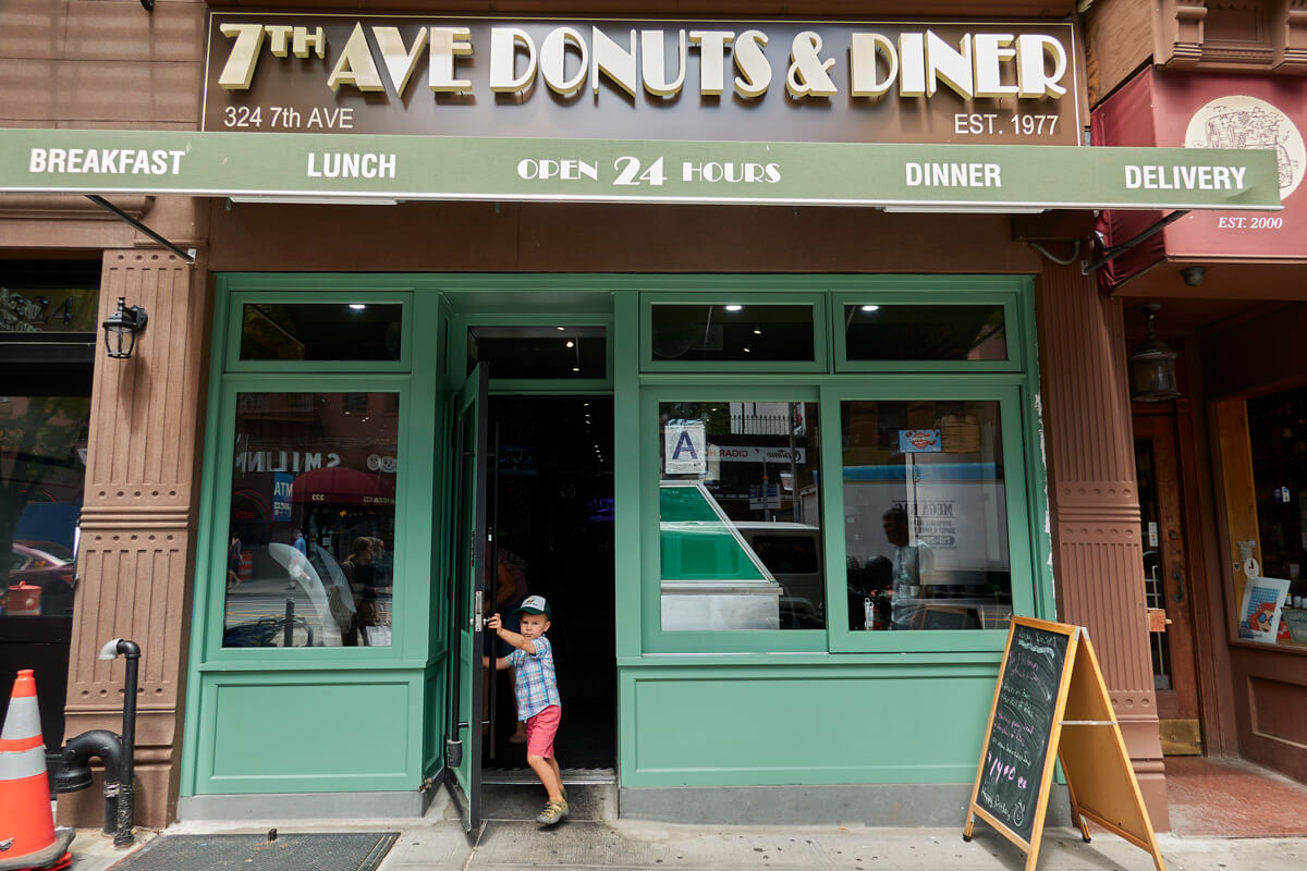 📍Glazed Over Donuts Beaconのドーナツ屋さん🍩🤍トッピングがあま〜い！トッピングも残さず食べるアラサーたち。ニューヨークニューヨーク生活ニューヨークライフニューヨーク旅行ニューヨーク在住ニューヨーク郊外ニューヨークアップステートビーコン